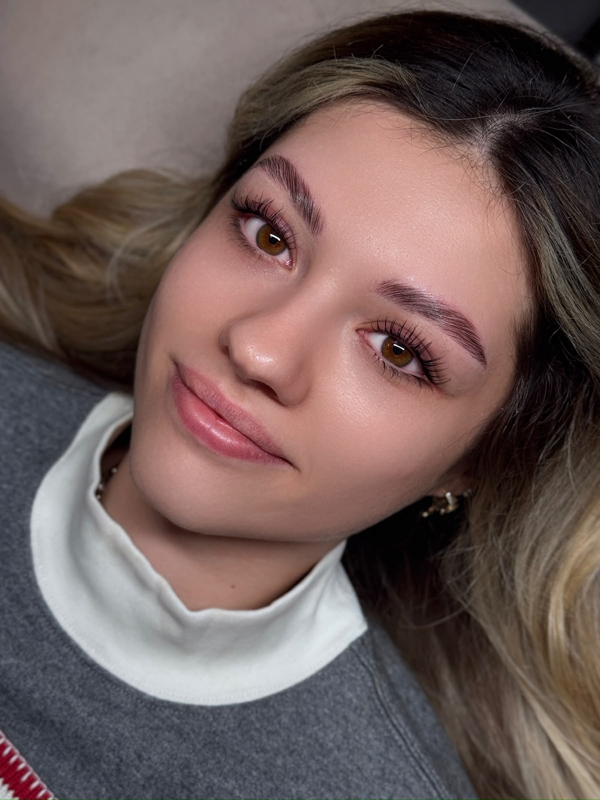 Natürlich geschwungene Wimpern nach dem Lashlifting bei ELLE VISAGE